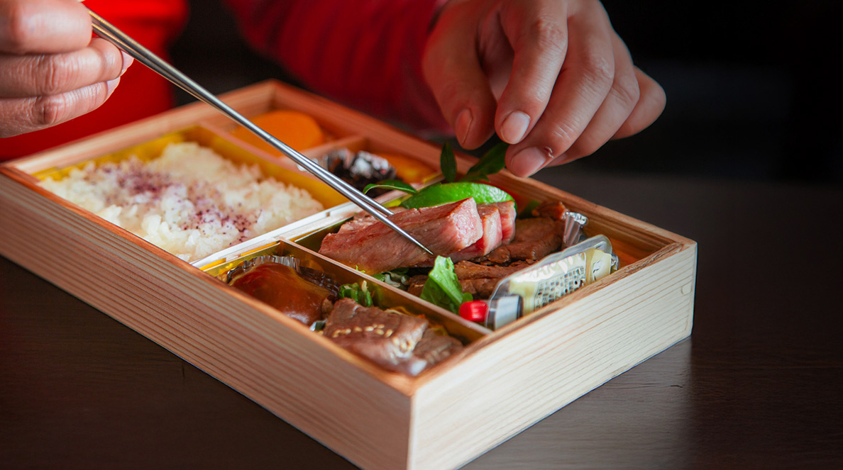 写真：彩り豊かな黒樺牛の仕出し弁当