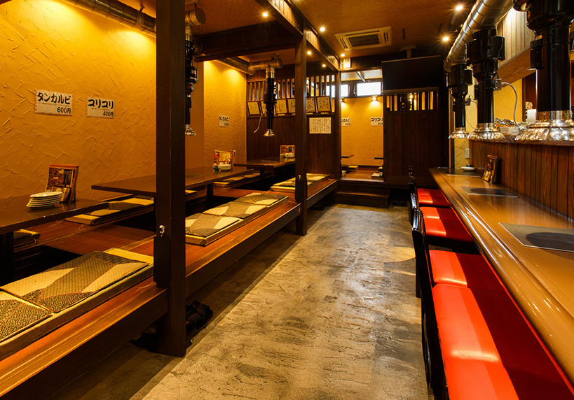 カウンター席と掘りごたつ席